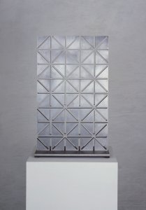 Martin Willing: Mauer, &uuml;berkreuz unterbrochen geschnitten, 2001, 3 Exemplare und 2 K&uuml;nstlerexemplare, Duraluminium, gefr&auml;st, vorgespannt auf Edelstahplatte, H 50 cm, B 30 cm, T 18 cm